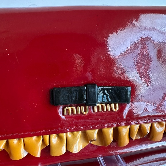 Miu Miu Rare Patent Leather Ruffle Wallet on a chain - Picture 6 of 17